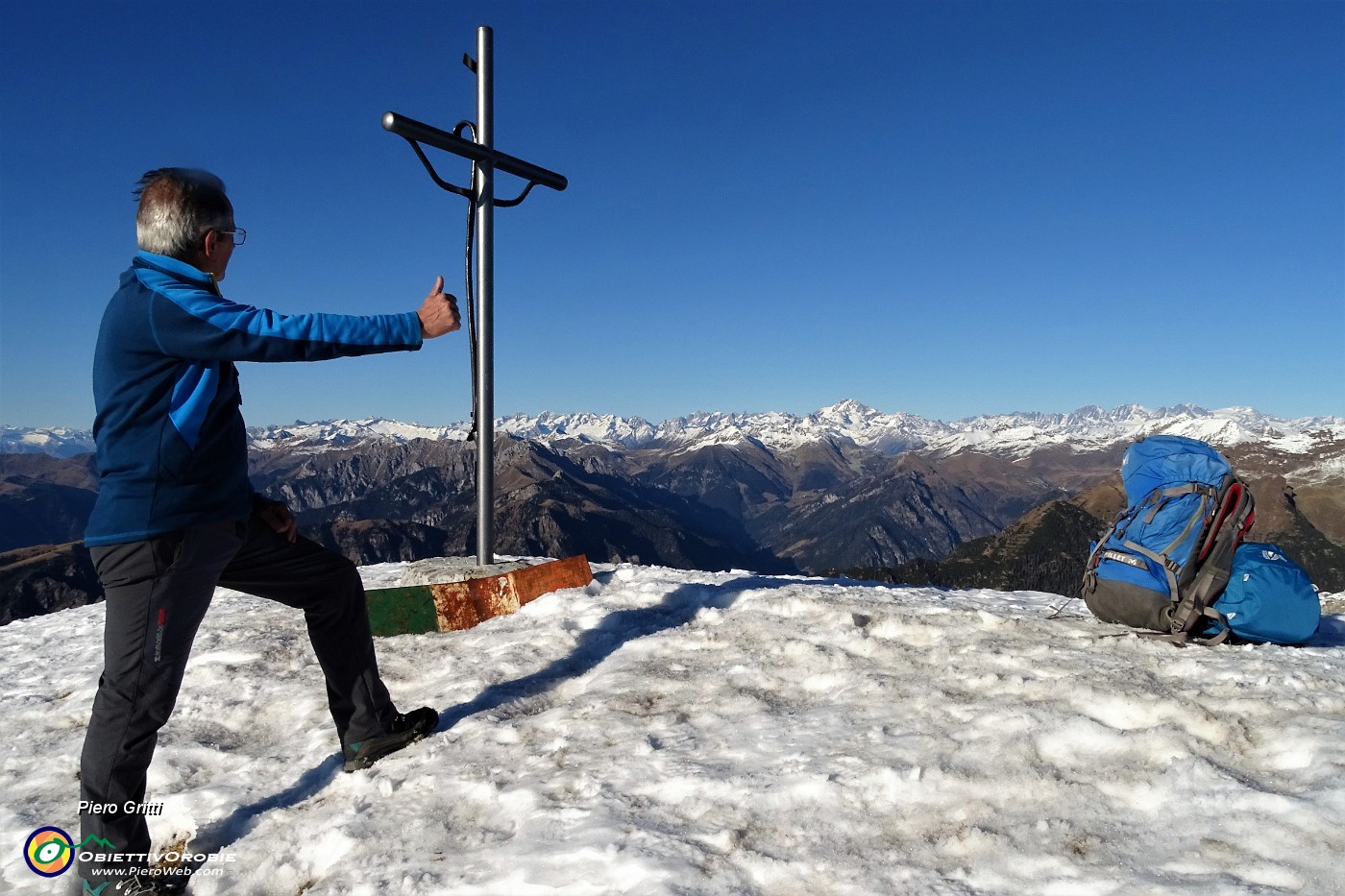 58 Alla nuova croce di vetta di Cima Menna (2300 m) con vista in Alpi Retiche.JPG -                                